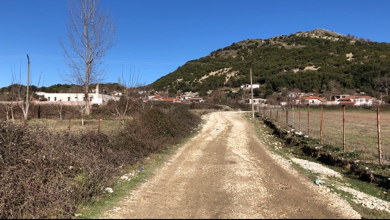 Rruga në fshatin Mesaplik të Vlorës në gjendje të amortizuar! Banorët: Nuk bëjnë investime! Deputeti Sinaj: Forcat e Ushtrisë do t'i vijnë në ndihmë zonës