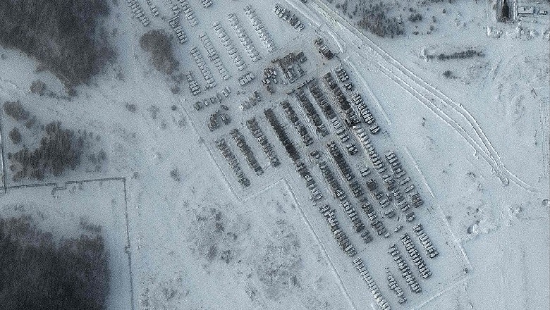 FOTOT/ Ushtria ruse mes dëborës pranë kufirit me Ukrainën, gati për luftë