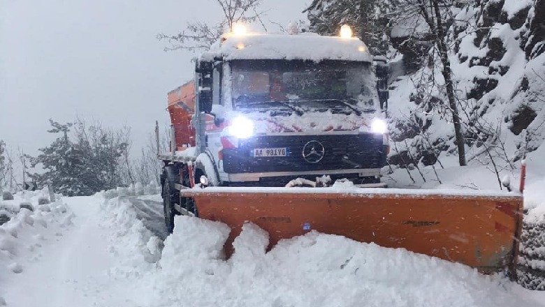 Temperatura deri në -17 gradë dhe dëborë, ARRSH apel shoferëve në zonat malore: Kujdes, mos lëvizni me shpejtësi! Pajisuni me zinxhirë