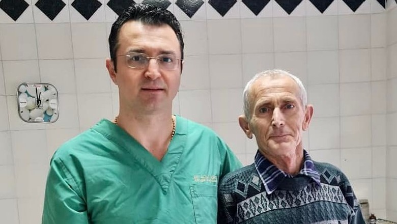 Pacienti 67-vjeçar me njërin prej mjekëve që asistuan në operacion