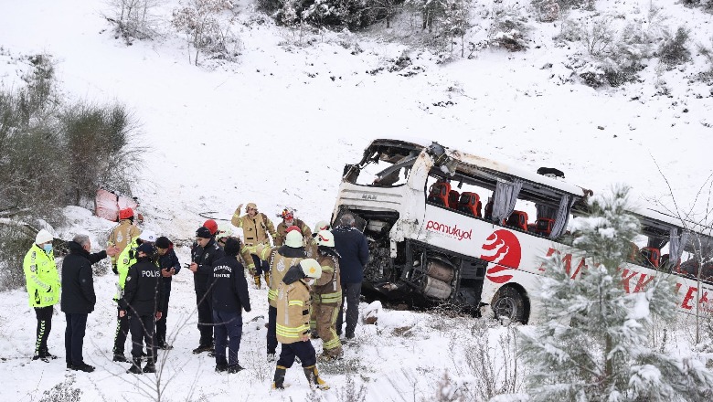 Ngricë dhe temperatura të ulëta, autobusi bie nga 30 metra lartësi në Turqi, humbin jetën 3 persona, plagosen 18 të tjerë, 1 në gjendje të rëndë