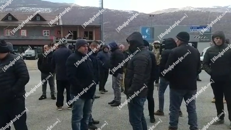 Kosova ashpërson masat kundër-COVID për të kaluar kufirin, protestë në doganën e Morinës: Të hiqet doza e tretë dhe tamponi PCR! Protestuesit tentojnë të bllokojnë rrugën 