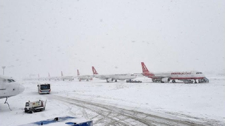 Stuhia e paprecedentë bllokon aeroportin e Stambollit