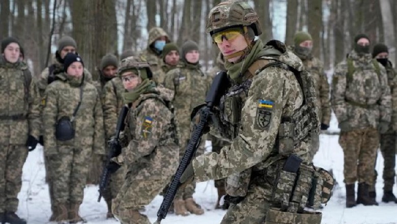 Tensionet me Rusinë, udhëheqësit e Ukrainës përpiqen të qetësojnë vendin