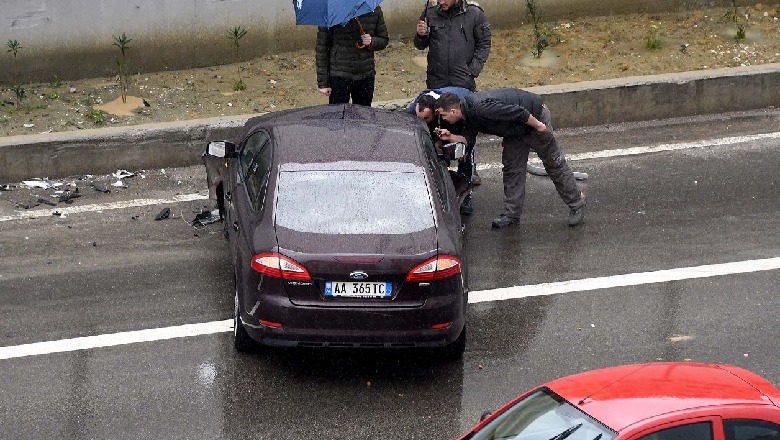 Makina del nga rruga në autostradën Tiranë-Durrës, plagoset shoferja, dërgohet në spital