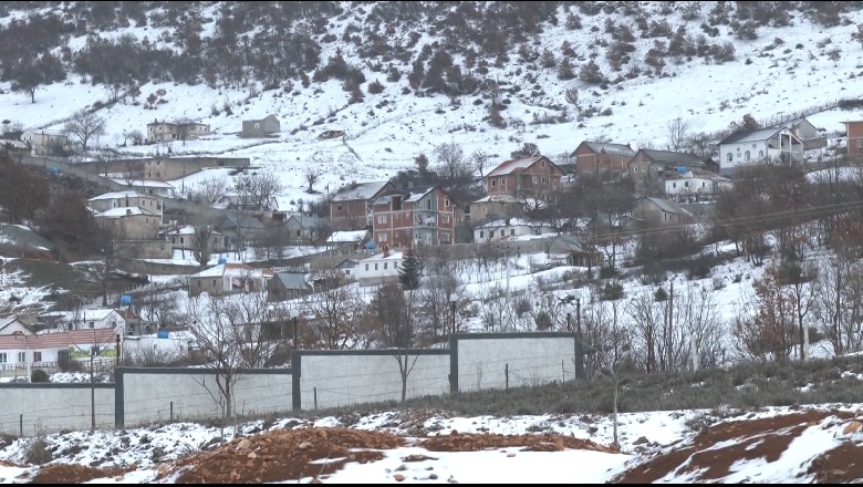 Kukës, bora izolon fshatrat e Shishtavecit, banorët: Kemi 1 javë të izoluar, të sëmurët i transportojmë në krahë