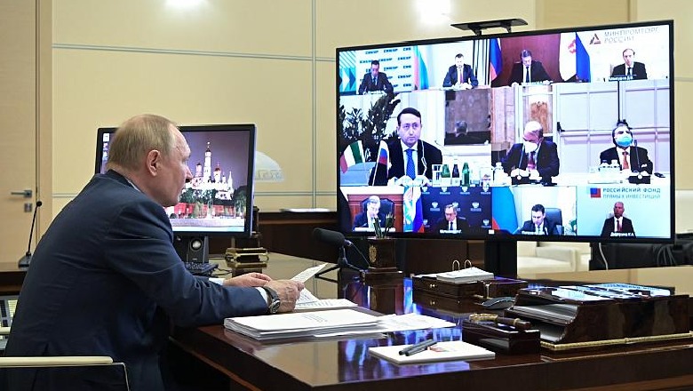Presidenti rus Vladimir Putin kryeson një takim me biznesmenë italianë 