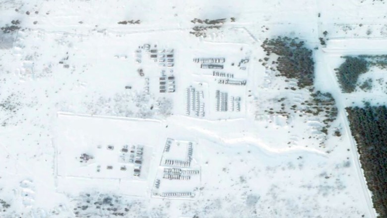 Imazh satelitor që tregon automjete dhe tanke ruse të stacionuara në zonën e trajnimit në Pogonovo