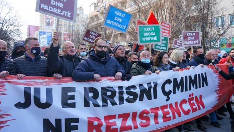 'Lypëm dritë, gjetëm terr', qytetarët në Prishtinë protestojnë kundër rritjes së çmimit të energjisë