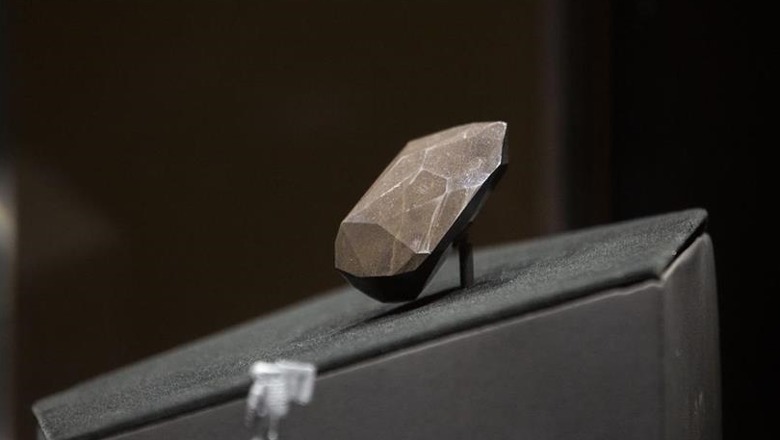 Del në ankand diamanti i rrallë i zi, më i madhi në botë (VIDEO)
