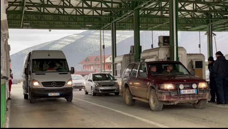 Hiqet doza e tretë për të kaluar kufirin, hyjnë sot në fuqi masat e reja anti-COVID në Kosovë! Fluks qytetarësh në Morinë: Dy javët e fundit na kanë penguar, tani kalojmë pa problem