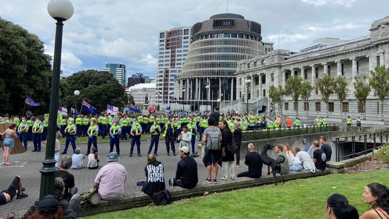 Protestuesit në Zelandën e Re bllokojnë rrugët jashtë parlamentit, Ardern: Nuk përfaqësojnë shumicën