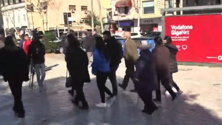 Protestuesit ‘lënë’ parlamentin, nisen drejt bashkisë së Tiranës