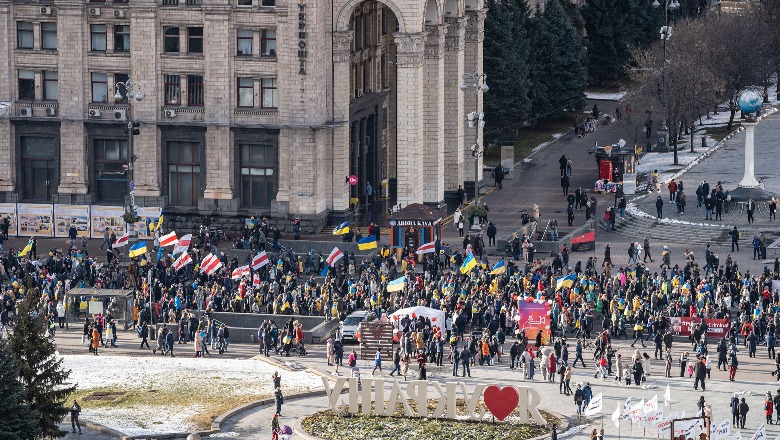 FOTOT/ Marshim uniteti në Ukrainë, mijëra qytetarë dalin rrugëve të Kievit të bashkuar kundër luftës