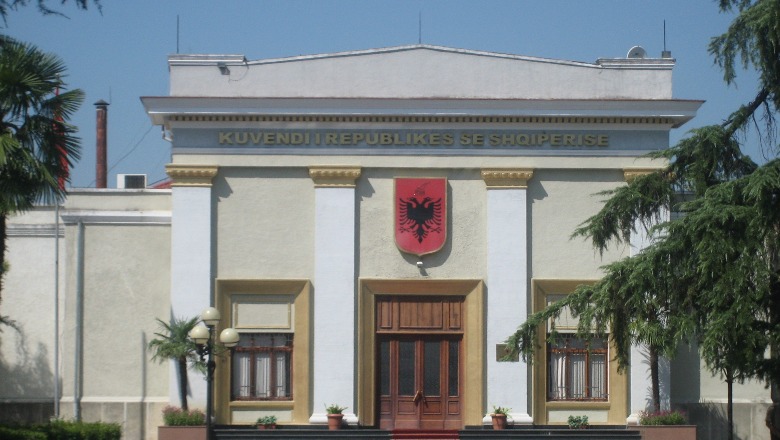 Kuvendi i Shqipërisë: Mbështesim sovranitetin e Ukrainës, Rusia të qetësojë situatën