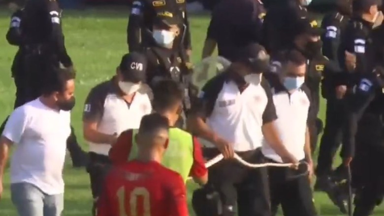 Panik mes futbollistëve, gjarpri dy metra pushton fushën e blertë gjatë ndeshjes (VIDEO)