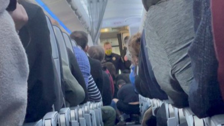 Tentoi të hapte dyert e avionit gjatë fluturimit, udhëtari i ‘çmendur’ vë në rrezik të gjithë pasagjerët! Stjuardesa gjen zgjidhjen, ‘ia fut me tenxhere kokës’ 