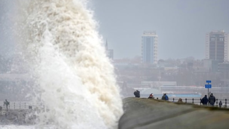 Stuhia e fuqishme shkakton kaos në Britaninë e Madhe! Era me shpejtësi rekord 200 km/h shkatërron çatitë e shtëpive! Ndërpritet energjia