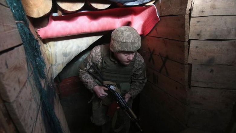 Luftë në Ukrainë, një tjetër ushtar i vrarë! Presidenti Zelensky: Rusisë t'i thuhen paraprakisht publike sanskionet, jo pasi të sulmojë! NATO tërheq stafin nga Kievi