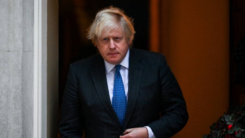 Boris Johnson heq masat anti-COVID në Angli