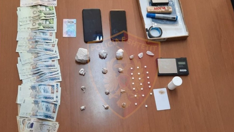 Shiste heroinë me doza të vogla në Tiranë, arrestohet 37-vjeçari! Ja çfarë i gjeti policia në banesë