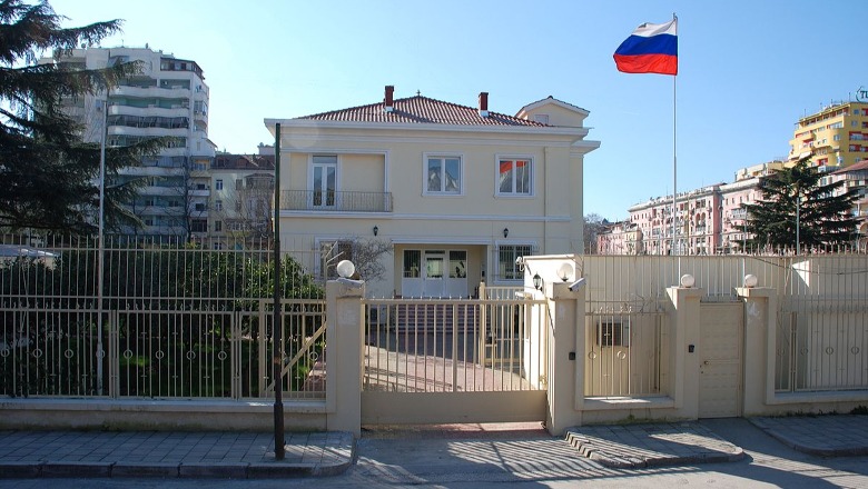 Ambasada ruse në Tiranë shpërndan mesazhin e Kremlinit Zyrtar: Qëllimi i sulmit të mbrojmë popullsisë në Donbas dhe do dënojnë regjimin për krimet e kryera