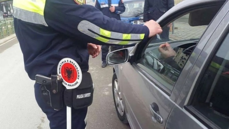 Nuk vendosnin gjoba dhe merrnin para nga drejtuesit, arrestohen 2 punonjës të policisë rrugore në Tiranë 