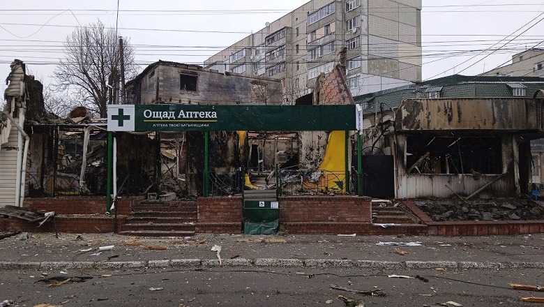 Ukraina: Qyteti afër Kievit pothuajse plotësisht i shkatërruar nga sulmet ruse