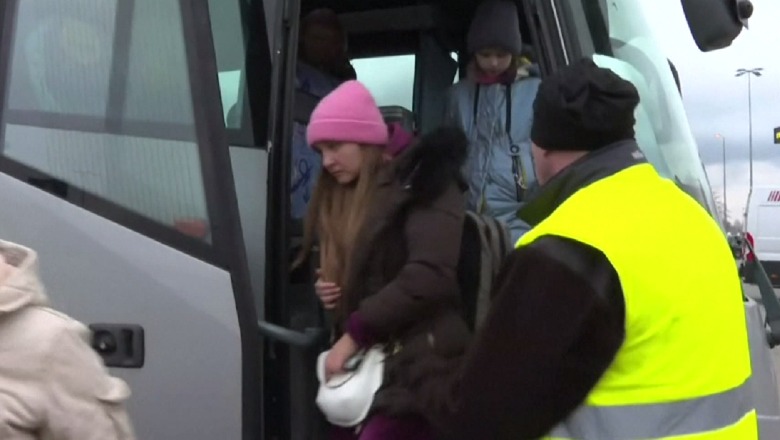 Trafikantët shfrytëzojnë rastin, mashtrojnë gratë dhe vajzat me 'udhëtim falas' duke i çuar drejt prostitucionit