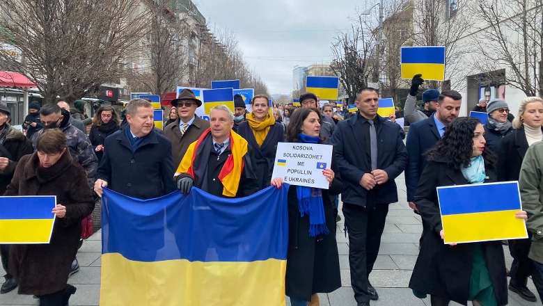 Kosovë/ Protestë në mbështetje të Ukrainës, merr pjesë edhe Osmani: Do qëndrojmë të bashkuar, e bindur se do triumfojë demokracia