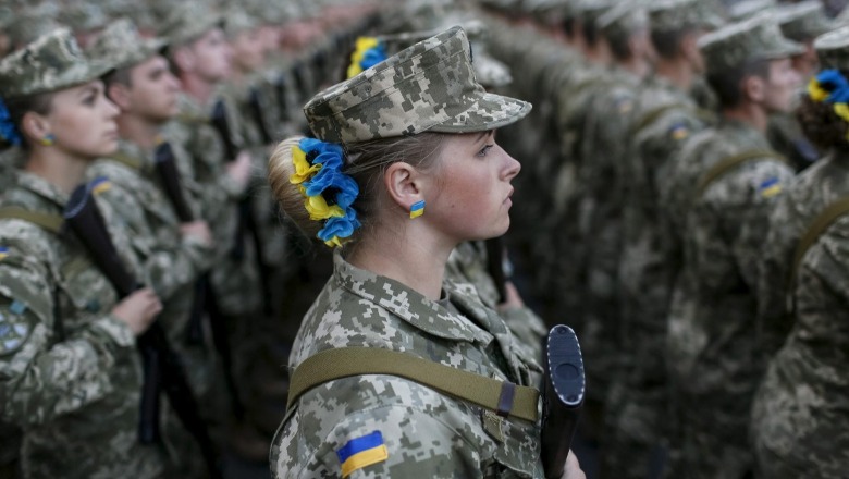 FOTO/ Me armë në duar për të mbrojtur lirinë, 8 marsi ndryshe në Ukrainë
