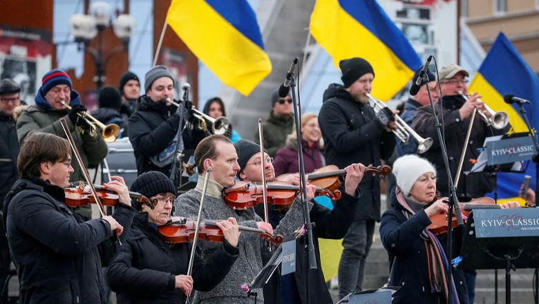Rusët po afrohen në qendër të Kievit, ukrainasit më të guximshëm se kurrë këndojnë himnin kombëtar dhe valëvisin flamuj   