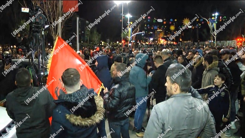 Protesta në Tiranë për rritjen e çmimit të naftës, shoqërohen mbi 20 persona