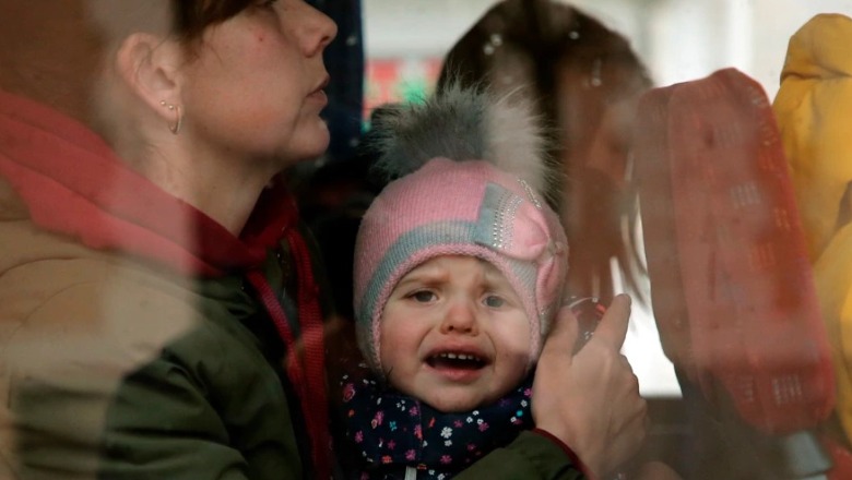 Rrugëtimi i një familjeje ukrainase që i largohet bombardimeve ruse 