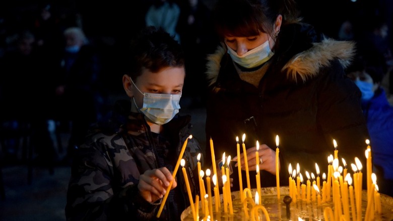 Bombardime dhe frikë, ukrainasit nuk e humbin besimin! Kishat në Lviv mbushen me besimtarë, si cdo të diel