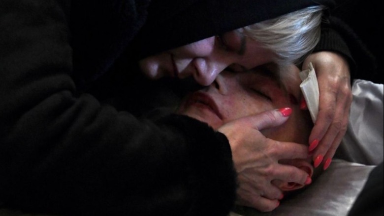 Lamtumira mbrapa kësaj fotografie, nëna puth për herë të fundit djalin e vrarë nga bombardimet ruse në Ukrainë