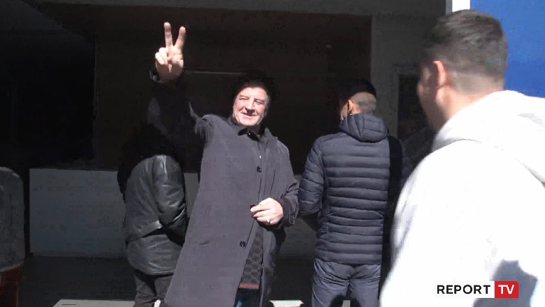 VIDEO/ Ish-truproja e Berishës, Sali Lusha hyn në selinë blu me dy gishtat lart! Anëtarë të degës 8 në Tiranë: Blofet po luhen në PD po e dëmtojnë atë