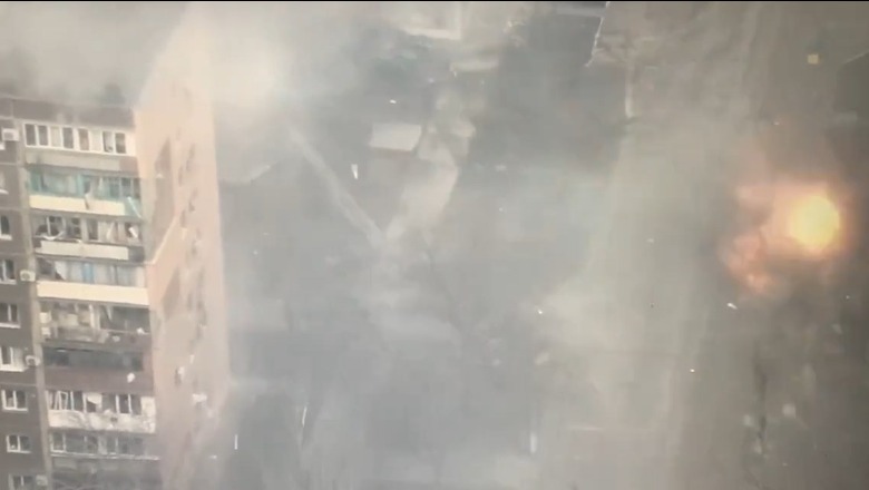 E rëndë, i paarmatosur dhe i vetëm, tanku rus hap zjarr ndaj civilit dhe e ekzekuton (VIDEO)