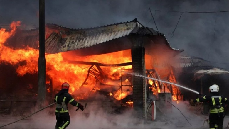 Bombardohet qendra tregtare në Kharkiv, një i vdekur