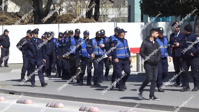 FOTO/ Efektivët e policisë krijojnë kordon para Kryeministrisë, të pajisur me maska antigaz