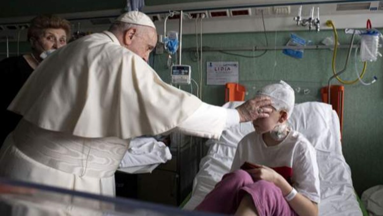 Marrin trajtim në spitalin pediatrik të Romës, Papa Françesku viziton fëmijët refugjatë ukrainas