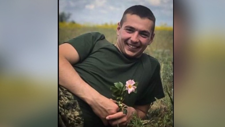 Funerali i vetmuar i një ushtari në Ukrainë, historia e trishtë e 21-vjeçarit që prindërit se dinin djali po u varrosej