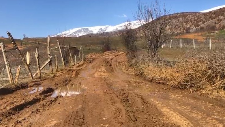 Pogradec, banorët e fshatit Alarup akuza kompanisë së nxjerrjes së qymyrit: Mjetet e tonazhit të rëndë na kanë shkatërruar rrugën! Po prishin tokat bujqësore duke gërmuar pa kriter
