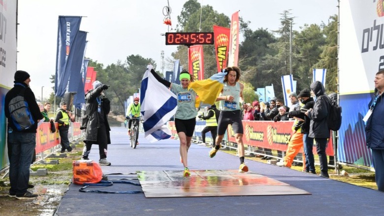  I shpëtoi luftës bashkë me vajzën, sportistja fiton maratonën në Jerusalem, në duar mban flamurin ukrainas 