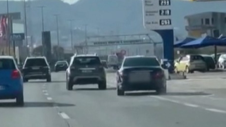 Kamera kap ‘mat’ shoferin e rrezikshëm! Kryente manovra të frikshme në autostradë, gjobitet me 83 mijë lekë (VIDEO)