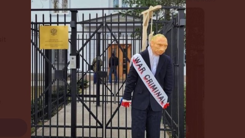 Protestuesit varin ‘Putin’ përpara ambasadën ruse në Oslo, kukulla me duart të lyera në ‘gjak’ bëhet virale
