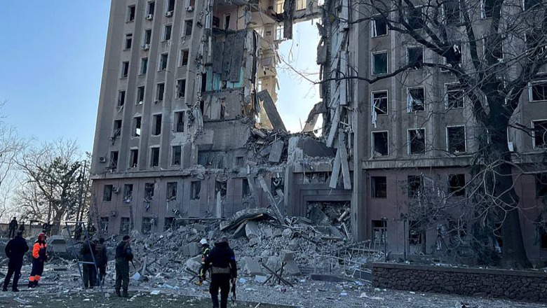 Sulmi rus mbi ndërtesën administrative në Mykolaiv, Zelensky: Janë vrarë 7, 22 të tjerë janë plagosur