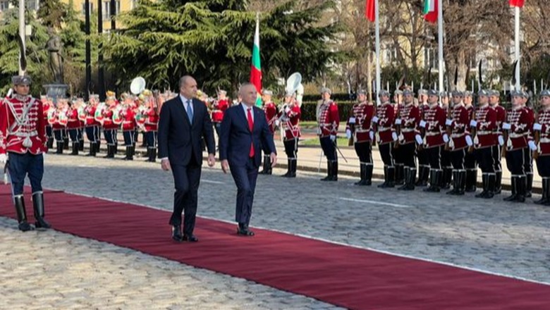 Meta vizitë zyrtare në Bullgari, pritet nga homologu i tij me ceremoni zyrtare
