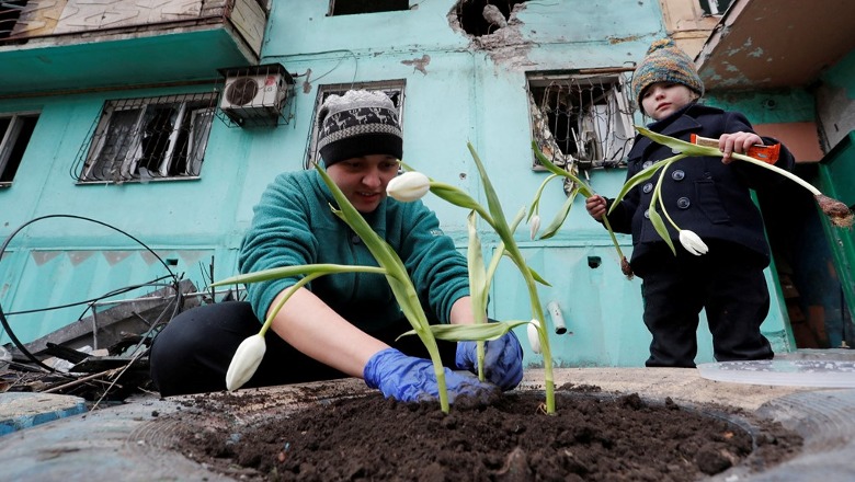  ‘Pas vdekjes, lind jeta’, imazhe frymëzuese nga Ukraina! Një nënë dhe vajza e saj e vogël mbjellin tulipanë në Mariupolin e shkatërruar 