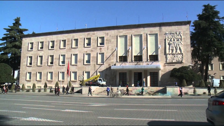 Tentoi të futet me forcë në kryeministri, Gjykata e Tiranës lë në detyrim paraqitje Aurel Latifin! Prokuroria: Probleme me shëndetin mendor, të shtrohet në spital